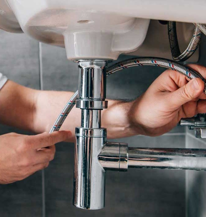 Installateur arbeitet am Waschbecken